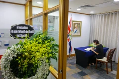 Để bày tỏ sự thương tiếc trước sự ra đi của Nữ hoàng Elizabeth II, Đại sứ quán Anh tại Hà Nội và Tổng lãnh sự quán Anh tại Thành phố Hồ Chí Minh đã thông báo mở sổ tang viếng để mọi người dân có thể đến gửi thông điệp chia buồn. (Ảnh: Minh Sơn/Vietnam+)
