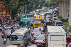 Sau ngày làm việc cuối cùng trước kỳ nghỉ lễ Quốc khánh 2/9, người dân ùn ùn đổ về các cửa ngõ Thủ đô khiến mật độ giao thông tăng mạnh. (Ảnh: Hoài Nam/Vietnam+) 