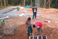Việc triển khai phủ sóng vùng 'lõm' gặp nhiều thách thức do nhiều nơi địa hình khó khăn, nhiều nơi thậm chí chưa có điện lưới. (Ảnh: Viettel)
