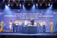 Lãnh đạo Hiệp hội Blockchain Việt Nam ký kết với Binance để phát triển công nghệ blockchain tại Việt Nam. (Ảnh: Minh Sơn/Vietnam+)