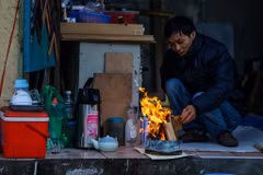 Ảnh hưởng của không khí lạnh tăng cường, sáng 20/2, người dân Hà Nội đã trải qua đợt rét nhất kể từ đầu mùa. (Ảnh: Minh Sơn/Vietnam+)