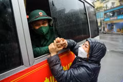 Sáng 16/2, thành phố Hà Nội đã diễn ra lễ giao nhận tân binh lên đường nhập ngũ tại 30 quận, huyện, thị xã. (Ảnh: Minh Sơn/Vietnam+)