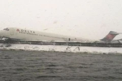 Mỹ: Máy bay chở 130 người trật khỏi đường băng do bão tuyết