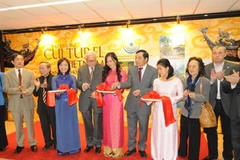 Lễ khai mạc triển lãm "Di sản văn hóa Việt Nam" tối 27/4 tại Trung tâm Văn hóa Việt Nam tại Pháp. (Ảnh: Nguyễn Thu Hà)