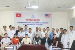 Lễ khai giảng lớp đào tạo ngắn hạn phẫu thuật đại trực tràng bằng kỹ thuật nội soi cho các bác sĩ Malaysia. (Nguồn: dantri.com.vn)