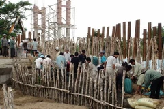 Gia cố đê bao kinh 9 ở xã Ô Long Vỹ, huyện Châu Phú, An Giang. (Ảnh : Vương Thoại Trung/TTXVN)