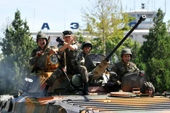 Binh sĩ Kyrgyzstan tuần tra gần khu vực sân bay ở Osh ngày 14/6. (Nguồn: AFP/TTXVN)