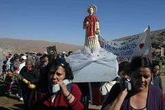 Người dân Chile cầu nguyện cho 33 thợ mỏ bị mắc kẹt. (Nguồn: AFP/TTXVN)