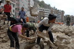 Nỗ lực cứu hộ những người bị mắc kẹt trong đống đổ nát do lở đất ở Chu Khúc, Cam Túc ngày 9/8. (Nguồn: THX/TTXVN)