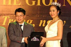 Ông Nguyễn Hưng đã giành được quyền trao vương miện cho Hoa hậu. (Nguồn: Internet)