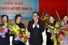 Phó Thủ tướng Hoàng Trung Hải tặng hoa các doanh nhân nữ nhân ngày 8/3. (Ảnh: Thái Bình/TTXVN)