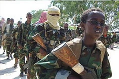 Trẻ em bị ép cầm súng trong các nhóm vũ trang của Somalia. (Nguồn: Internet)