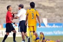 HLV Trang Văn Thành bóp cổ trọng tài chính. (Ảnh: V.S.I)