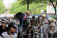 Chú gấu trên xe ba gác lưu thông trên đường rất thoải mái. (Ảnh: Hoàng Tuấn/Vietnam+)