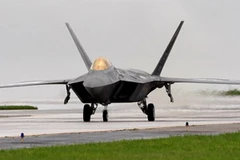 Một chiếc F-22 chuẩn bị cất cánh tại căn cứ không quân Kadena, Okinawa. (Nguồn: Reuters.)