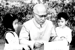 Chủ tịch Tôn Đức Thắng và các cháu thiếu nhi. (Ảnh tư liệu)