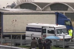 Cảnh sát Italy điều tra tại hiện trường vụ cướp xe chở tiền táo bạo ngày 8/4. (Nguồn: AP)