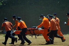 Nhân viên cứu hộ Indonesia chuyển thi thể các nạn nhân về Jakarta để nhận dạng. (Nguồn: AFP/TTXVN)