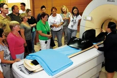 Khách quốc tế tham quan cơ sở vật chất, trang thiết bị y tế tại một bệnh viện ở đảo Jeju. (Ảnh: Weekly Gong Gam) 