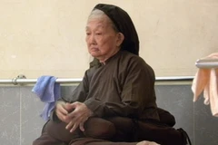 bà Nguyễn Thị Định với mái tóc dài hơn 5m bọc trong túi vải. (Ảnh: Hưng Thịnh/Vietnam+)