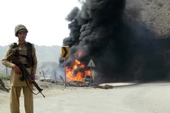 Chiếc xe chở dầu của NATO bị đánh bom ở Khyber, Pakistan. (Nguồn: AFP/TTXVN) 