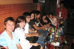 Hút shisha đang trở thành thú ăn chơi tiềm ẩn nhiều tác hại cho giới trẻ. (Ảnh: Nhật Anh/Vietnam+)