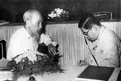 Chủ tịch Hồ Chí Minh làm việc với giáo sư Trần Đại Nghĩa, khi đó là một trí thức trở về từ nước Pháp. (Ảnh: TL)