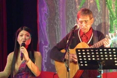 Các nghệ sỹ biểu diễn trong đêm nhạc. (Ảnh: Đăng Khoa/Vietnam+)