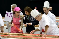 Anna Orford, đại diện sách Kỷ lục Guinness đang thẩm định chiếc bánh. 