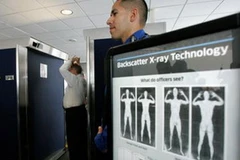 Máy quét toàn thân cho phép nhân viên an ninh nhìn toàn bộ thân thể hành khách để phát hiện vũ khí. (Ảnh: AP)