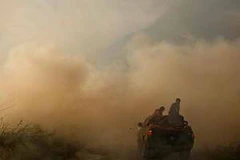 Nhân viên cứu hỏa Indonesia nỗ lực khống chế đám cháy rừng ở tỉnh Riau trên đảo Sumatra. (Nguồn: AFP/TTXVN)