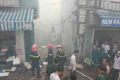 Lực lượng PCCC nỗ lực dập hỏa hoạn tại dãy nhà gỗ trên đường Hồng Hà, phường Chương Dương. (Ảnh: Doãn Tuấn/TTXVN)