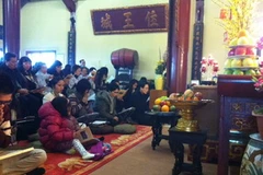 Bà con Việt kiều Pháp trong lễ cầu an tại chùa Trúc Lâm Thiền viện. (Ảnh: Lê Hà/Vietnam+)