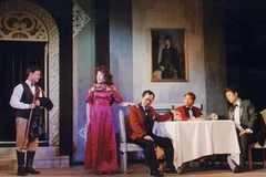 Một cảnh trong vở kịch "Con vịt trời" với sự thể hiện của các diễn viên Nhà hát Kịch Việt Nam. (Nguồn: TT&VH)