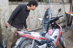Chiếc xe máy Honda Wave BKS 92 S1-0482 bỗng nhiên bốc cháy tại Đà Nẵng. (Nguồn: dantri.com.vn)