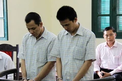 Hai bị cáo Aldy Prayoga và Teddy Wijaya trước vành móng ngựa. (Nguồn: VnExpress.net)