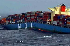 Tàu Mol Comfort bị gãy đôi trước khi chìm. (Nguồn: abovetopsecret.com)