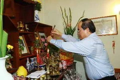 Phó Thủ tướng Chính Nguyễn Thiện Nhân thắp hương tại gia đình Anh hùng Liệt sỹ Nguyễn Tài Hải, Nguyên Trưởng công an phường Chương Dương. (Ảnh: Doãn Tấn/TTXVN)