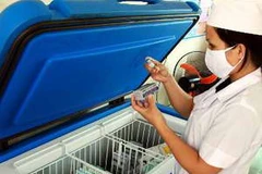 Kiểm tra vắcxin. (Nguồn: TTXVN)