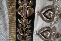 Thêu nổi hoa mỹ tinh xảo trong mẫu thiết kế Thu Đông