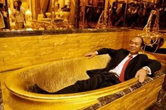 Chiếc bồn tắm bằng vàng khối của Lam Sai-wing sử dụng hết 2,5 tấn vàng nguyên chất. (Nguồn: CNS)