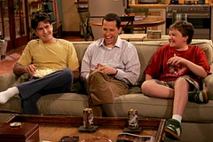 Charlie Sheen (trái) và các bạn diễn Jon Cryer (giữa) và Angus T. Jones trong các mùa phim trước. (Nguồn: CBS)