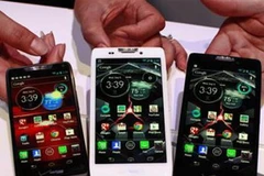 Điện thoại Droid Razr HD (giữa) và Razr Maxx HD (phải). (Ảnh: Reuters)