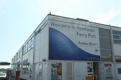 Lối vào bến phà Newhaven-Dieppe thuộc thị trấn Newhaven. (Ảnh: Lê Phương)