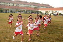 Trẻ em vui chơi trên trong khuôn viên rộng 1ha của trường mẫu giáo Đông Phương. (Nguồn: Internet)