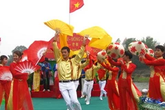 Các tiết mục giao lưu hát đối của thanh niên Móng Cái (Việt Nam) và Đông Hưng (Trung Quốc). (Nguồn: qnp.vn)