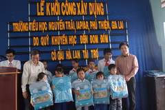 "Cô Gái Hà Lan" tặng quà cho học sinh nghèo trong Lễ khởi công xây trường Đèn Đom Đóm tại xã Iapiar.