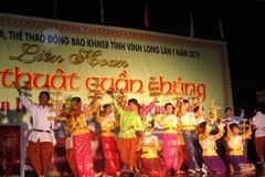 Trình diễn trang phục dân tộc trong lễ hội. (Nguồn: baovinhlong.com.vn)