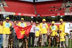 Đại diện đoàn Việt Nam tại Hội thi Dogshow thế giới ở Nurnberg, Đức. (Ảnh: CTV/Vietnam+) 