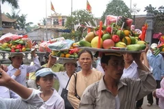 Khách thập phương dâng hương Thánh mẫu tại Hội Phủ Giầy. (Nguồn: Internet)